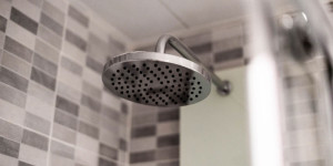 Beitragsbild des Blogbeitrags Wie oft sollte man seine Dusche reinigen? 