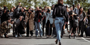 Beitragsbild des Blogbeitrags Warum dürfen Paparazzi legal Prominente fotografieren?