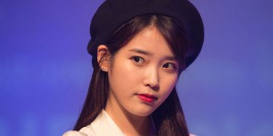 Beitragsbild des Blogbeitrags IU gedenkt Sulli auf ihrem Konzert