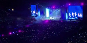 Beitragsbild des Blogbeitrags Das Olympiastadion Berlin erstrahlt lila für BTS 