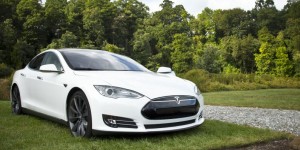 Beitragsbild des Blogbeitrags Autopilot von Tesla-Fahrzeugen wird einer Inspektion unterzogen
