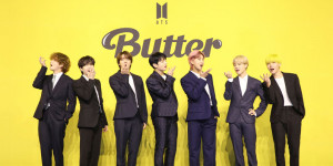 Beitragsbild des Blogbeitrags Shortnews: Die physikalische Version von “Butter” von BTS ist bereits jetzt das meistverkaufte Singlealbum in der koreanischen Musikgeschichte; schon am ersten Tag wurden mehr als 1,7 Mio. Exemplare verkauft