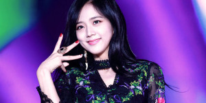 Beitragsbild des Blogbeitrags YG Entertainment dementiert Datinggerüchte rund um BLACKPINKs Jisoo 
