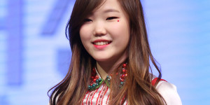 Beitragsbild des Blogbeitrags BTS Fans beleidigen AKMU Sängerin Lee Suhyun wegen ihrem Aussehen 