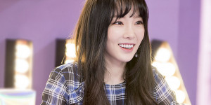 Beitragsbild des Blogbeitrags 16 KPOP Musikvideos, die Menschen aus der ganzen Welt als Statisten haben