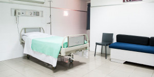 Beitragsbild des Blogbeitrags 32-Jähriger erhält nach Mordversuch im Krankenhaus mehrjährige Haftstrafe