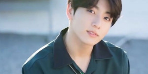 Beitragsbild des Blogbeitrags BTS‘ Jungkook hat nun seinen Bachelor-Abschluss gemacht 