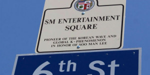 Beitragsbild des Blogbeitrags Shortnews: Das SM Entertainment Square-Schild wurde nun offiziell an der Kreuzung 6th Street & Oxford Ave in Los Angeles, Kalifornien, aufgestellt 