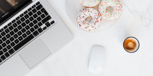 Beitragsbild des Blogbeitrags Gratis oder gekauftes WordPress Theme? Und was ist mit Anpassungen?