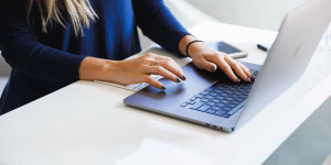 Beitragsbild des Blogbeitrags Gendern und Google – wie lässt sich das mit Suchmaschinenoptimierung vereinbaren?