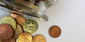 Beitragsbild des Blogbeitrags Tipps zur Rechnungslegung + gesetzliche Fakten, die du kennen musst (inkl. Gratis Vorlagen!)