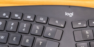 Beitragsbild des Blogbeitrags Warum eine ergonomische Tastatur zum Bloggen so wichtig ist