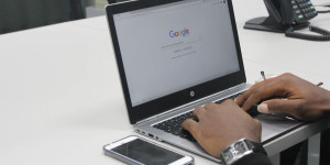 Beitragsbild des Blogbeitrags Die Dominanz von Google als Suchmaschine und ihre Auswirkungen auf Website-Besucherzahlen 