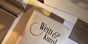 Beitragsbild des Blogbeitrags Wein und Kunst 2023 in Linz – gelungenes Weinevent