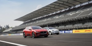 Beitragsbild des Blogbeitrags Jaguar biegt Tesla 