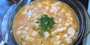 Beitragsbild des Blogbeitrags Burgenländische Karfiol(Blumenkohl-)suppe mit Mehlnockerln 
