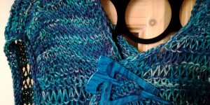 Beitragsbild des Blogbeitrags Blau in blau - Ärmelloses Jäckchen in den Farben des Ozeans
