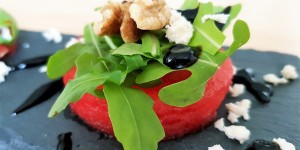 Beitragsbild des Blogbeitrags Rezept: Wassermelonen-Salat mit Rucola, Fetakäse und kandierten Walnüssen 