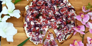 Beitragsbild des Blogbeitrags Rezept: Klassischer Low Carb Flammkuchen