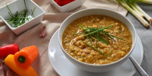Beitragsbild des Blogbeitrags Rezept: Herzhafte und gesunde Erbsensuppe 
