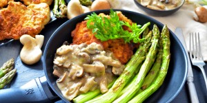 Beitragsbild des Blogbeitrags Rezept: Glutenfreie Hähnchenschnitzel mit gebackenem Spargel und Pilzsoße