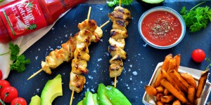 Beitragsbild des Blogbeitrags Rezept: Hähnchen Spieße an Avocado mit Süßkartoffelpommes und roter Chili Salsa