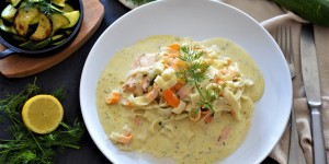 Beitragsbild des Blogbeitrags Rezept: Gebratener Lachs mit Flusskrebsen in Dillsoße an Zucchini-Spalten