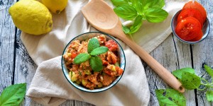 Beitragsbild des Blogbeitrags Rezept: Orientalischer Couscous-Salat mit frischem Gemüse und Zitronenzeste
