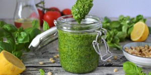 Beitragsbild des Blogbeitrags Rezept: Selbstgemachtes Pesto (mit vielfältigen Variationsmöglichkeiten)