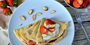 Beitragsbild des Blogbeitrags Rezept: Vanille-Crêpes aus Maniokmehl mit Erbeer-Chia-Marmelade