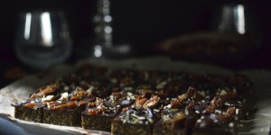 Beitragsbild des Blogbeitrags Rezept: „Rohe“ Feigen-Nussriegel mit Schokolade