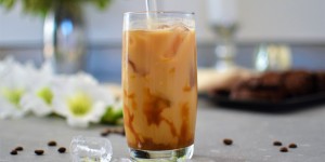 Beitragsbild des Blogbeitrags Rezept: Selbstgemachter „Iced Coffee“ mit Karamell-Vanillegeschmack 