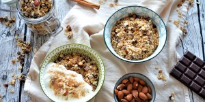 Beitragsbild des Blogbeitrags Rezept: Selbstgemachtes Müsli mit Mandeln, Kokosnuss und dunkler Schokolade