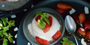 Beitragsbild des Blogbeitrags Rezept: Kokosnuss-Panna-Cotta mit Balsamico-Erdbeeren