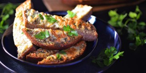 Beitragsbild des Blogbeitrags Rezept: Köstliches und vollwertiges Knoblauchbrot 