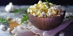 Beitragsbild des Blogbeitrags Rezept: Rosmarin-Parmesan Popcorn