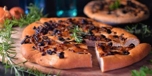 Beitragsbild des Blogbeitrags Rezept: Gesundes Focaccia mit karamellisierten Zwiebeln und Oliven 