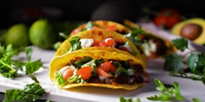 Beitragsbild des Blogbeitrags Rezept: Vegetarische Tacos mit schwarzen Bohnen 