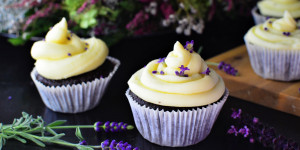 Beitragsbild des Blogbeitrags Rezept: Vegane Schokoladen-Lavendel Cupcakes 
