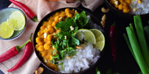 Beitragsbild des Blogbeitrags Rezept: Veganes Kürbis-Curry