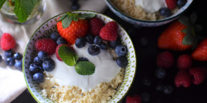 Beitragsbild des Blogbeitrags Rezept: Apfel-Minz-Frühstückscouscous mit frischen Beeren