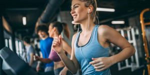Beitragsbild des Blogbeitrags Fitness: Alles eine Frage der Einstellung? Wie Lachen die Leistungsfähigkeit steigern kann