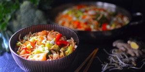 Beitragsbild des Blogbeitrags Rezept: Gebratene Nudeln mit Garnelen und Orangen-Teriyaki