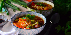 Beitragsbild des Blogbeitrags Rezept: Asiatische Nudelsuppe mit Garnelen