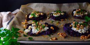 Beitragsbild des Blogbeitrags Rezept: Vegetarische Rotkohl-Steaks mit Ziegenkäse und Walnüssen