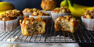 Beitragsbild des Blogbeitrags Rezept: Karamellisierte Bananen-Frühstücksmuffins
