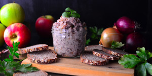Beitragsbild des Blogbeitrags Rezept: Vegane Leberwurst mit Äpfeln und Zwiebeln 