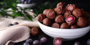 Beitragsbild des Blogbeitrags Rezept: Gefrorene Schoko-Blaubeeren