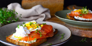 Beitragsbild des Blogbeitrags Rezept: Dinkel-Milchbrot mit pochiertem Ei und Räucherlachs