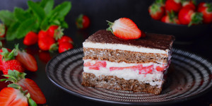 Beitragsbild des Blogbeitrags Rezept: High-Protein Tiramisu mit Erdbeeren 